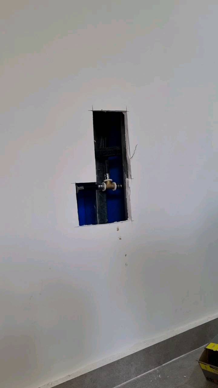 איתור פיצוץ מים בקיר ותיקון